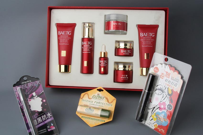 植絨化(hua)妝品吸塑内(nei)托